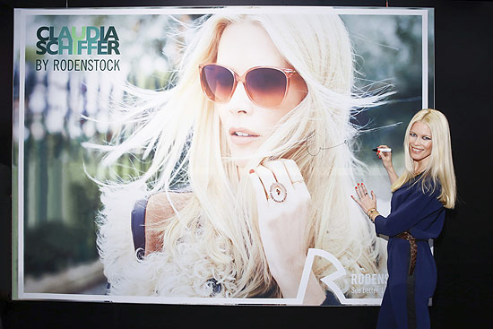 Claudia Schiffer signierte am 10.01.2014  ihr Kampagnenfoto der opti 2014 (©Foto: Rodenstock)